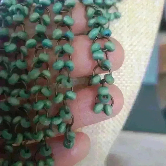 - GreenWooden necklace - Picture 3 of 4